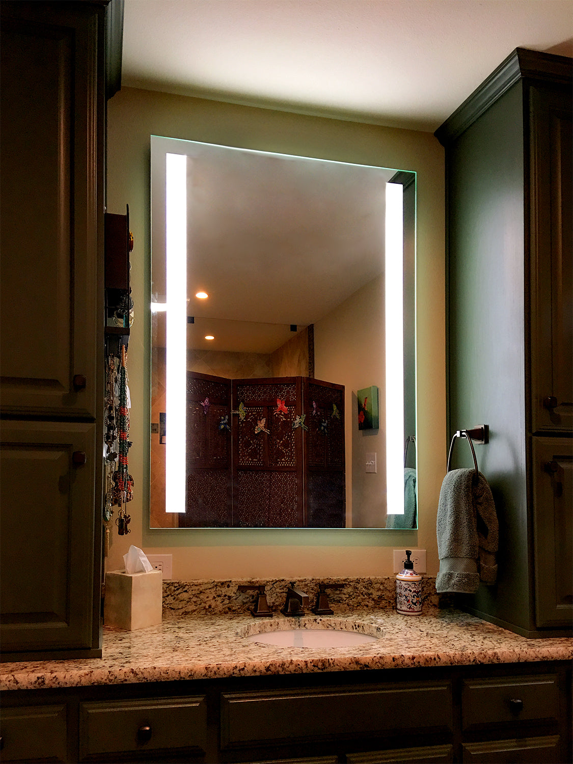 https://www.mirrorsandmarble.com/cdn/shop/products/LED-Bathroom-Vanity-Mirror-Rectangular-Vertical-Bar-Front-Lighted-36x48-B.jpg?v=1702909950